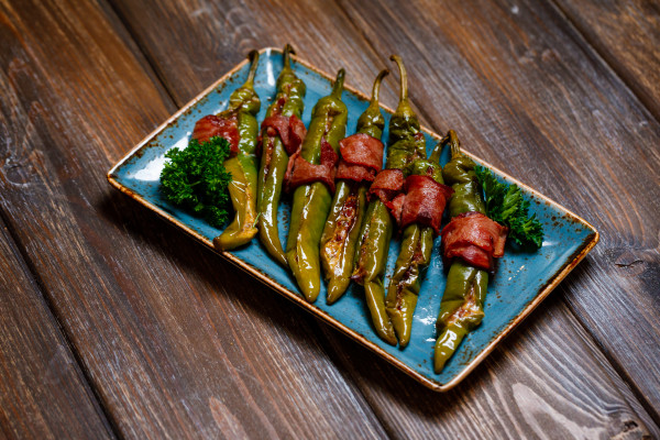 Жаренные перчики с копченой говядиной и сыром